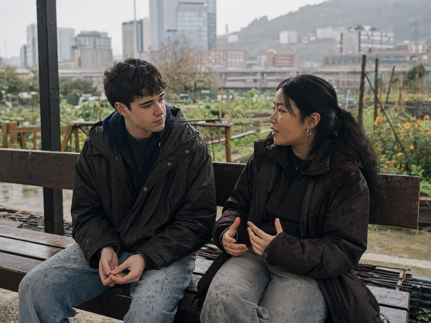 Dos estudiantes jóvenes comparten una conversación tranquila en un espacio acogedor.